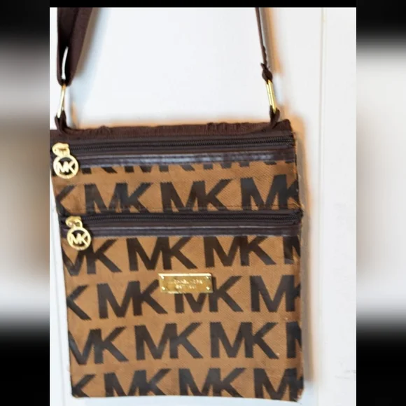 Micheal kors purse - Picture 2 of 3